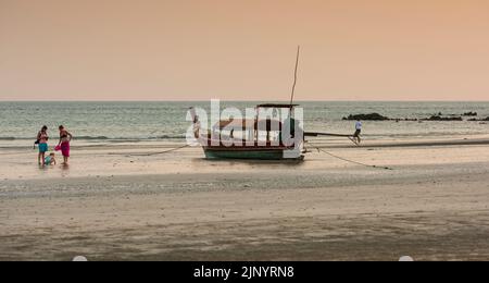 Koh Lanta, Krabi, Thailand. 28. März 2016; traditionelle thailändische Boote am Strand von Laem Koh Kwang. Stockfoto