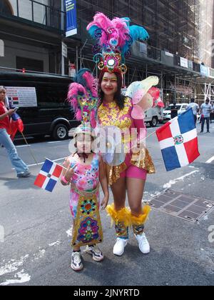 14. August 2022, New York, New York, USA: August, 14, 2022 DIE NEW YORK .Dominican Day Parade kehrte nach zwei Jahren Abwesenheit aufgrund von Covid zurück. Politiker, Tänzer, Schwimmer und verschiedene Gruppen marschierten die Avenue of the Americas in Manhattan hinauf. (Bild: © Bruce Cotler/ZUMA Press Wire) Stockfoto