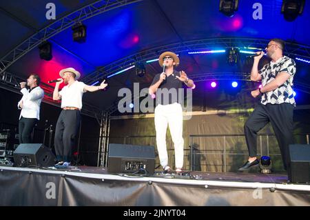 Chester, Großbritannien. 13. August 2022. Die Obertöne, Artists Perform for Chester Pride 10. Anniversary (Terry Scott/SPP) Credit: SPP Sport Press Photo. /Alamy Live News Stockfoto