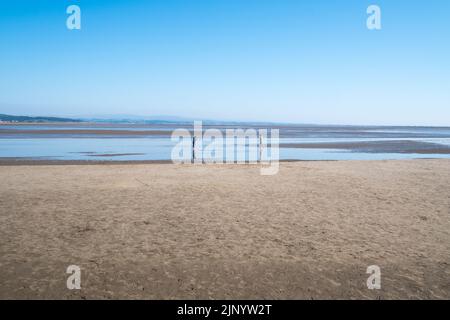 Besucher von Grange over Sands genießen einen Sommertag in der Morecambe Bay Stockfoto