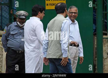 Natarajan Chandrasekaran (R), der Vorsitzende von Tata Sons, steht vor dem Gebäude des indischen Milliardärs Rakesh Jhunjhunwala, nachdem er ihm in Mumbai seinen letzten Respekt zollen musste. Stockfoto