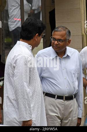 Natarajan Chandrasekaran (R), der Vorsitzende von Tata Sons, steht vor dem Gebäude des indischen Milliardärs Rakesh Jhunjhunwala, nachdem er ihm in Mumbai seinen letzten Respekt zollen musste. Stockfoto