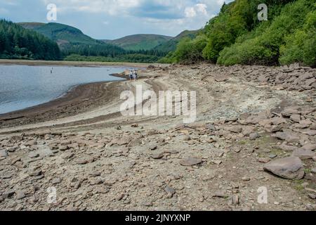 Nach einem langen, heißen Sommer 2022 beginnen nun die zurückgehenden Gewässer am Lake Vyrnwy-Staudamm alte Straßen und Gebäude im versunkenen Dorf zu enthüllen. Stockfoto