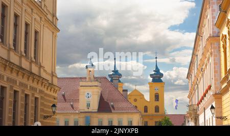 Osjek Straßenszene in Kroatien an der Zitadelle mit der St. Michael Kirche im Hintergrund mit blauem Himmel und Wolken darüber. Stockfoto