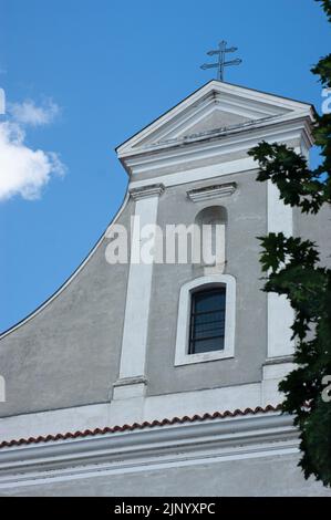 Die Kirche der Kreuzerhöhung in der kroatischen Gemeinde in der kroatischen Gemeinde ist orthodox, mit einem blauen Turm in schönem Zustand. Stockfoto