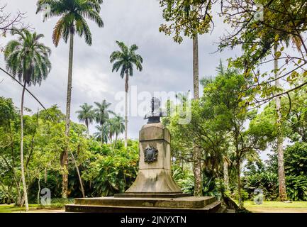 Büste und Wappen von D Joao VI, Gründer des Botanischen Gartens (Jardim Botanico), South Zone, Rio de Janeiro, Brasilien, unter tropischen Palmen Stockfoto