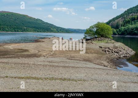 Nach einem langen, heißen Sommer 2022 beginnen nun die zurückgehenden Gewässer am Lake Vyrnwy-Staudamm alte Straßen und Gebäude im versunkenen Dorf zu enthüllen. Stockfoto