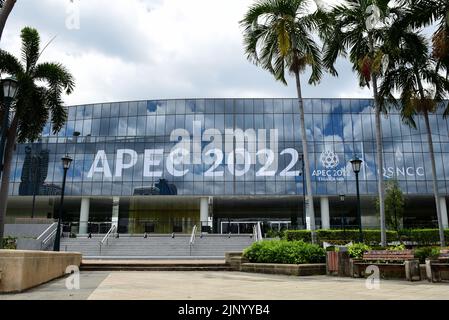 Bangkok, Thailand. 14. August 2022. Das Äußere des Queen Sirikit National Convention Center (QSNCC), einem Kongresszentrum im Herzen von Bangkok, Thailand, wird am 14. August 2022 renoviert, um APEC-Wirtschaftsführer bei der APEC Thailand 2022 der Asia-Pacific Economic Cooperation (APEC) willkommen zu heißen. Das Motto des Treffens lautete „Offen. Verbinden. Gleichgewicht.“ Im November 2022 hatte Thailand bereits 2003 und 1992 Gastgeber des APEC-Treffens gewesen. (Foto von Teera Noisakran/Pacific Press/Sipa USA) Quelle: SIPA USA/Alamy Live News Stockfoto