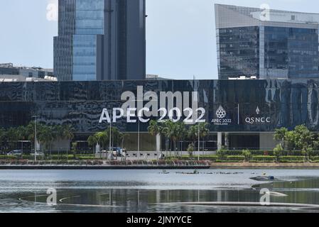 Bangkok, Thailand. 14. August 2022. Das Äußere des Queen Sirikit National Convention Center (QSNCC), einem Kongresszentrum im Herzen von Bangkok, Thailand, wird am 14. August 2022 renoviert, um APEC-Wirtschaftsführer bei der APEC Thailand 2022 der Asia-Pacific Economic Cooperation (APEC) willkommen zu heißen. Das Motto des Treffens lautete „Offen. Verbinden. Gleichgewicht.“ Im November 2022 hatte Thailand bereits 2003 und 1992 Gastgeber des APEC-Treffens gewesen. (Foto von Teera Noisakran/Pacific Press/Sipa USA) Quelle: SIPA USA/Alamy Live News Stockfoto