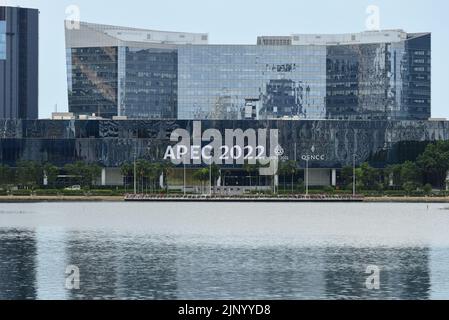 Bangkok, Thailand. 14. August 2022. Das Äußere des Queen Sirikit National Convention Center (QSNCC), einem Kongresszentrum im Herzen von Bangkok, Thailand, wird am 14. August 2022 renoviert, um APEC-Wirtschaftsführer bei der APEC Thailand 2022 der Asia-Pacific Economic Cooperation (APEC) willkommen zu heißen. Das Motto des Treffens lautete „Offen. Verbinden. Gleichgewicht.“ Im November 2022 hatte Thailand bereits 2003 und 1992 Gastgeber des APEC-Treffens gewesen. (Foto von Teera Noisakran/Pacific Press/Sipa USA) Quelle: SIPA USA/Alamy Live News Stockfoto