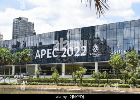 Bangkok, Thailand. 14. August 2022. Das Äußere des Queen Sirikit National Convention Center (QSNCC), einem Kongresszentrum im Herzen von Bangkok, Thailand, wird am 14. August 2022 renoviert, um APEC-Wirtschaftsführer bei der APEC Thailand 2022 der Asia-Pacific Economic Cooperation (APEC) willkommen zu heißen. Das Motto des Treffens lautete „Offen. Verbinden. Gleichgewicht.“ Im November 2022 hatte Thailand bereits 2003 und 1992 Gastgeber des APEC-Treffens gewesen. (Foto von Teera Noisakran/Pacific Press/Sipa USA) Quelle: SIPA USA/Alamy Live News Stockfoto