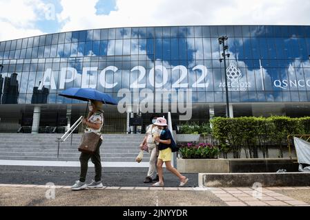 Bangkok, Thailand. 14. August 2022. Das Äußere des Queen Sirikit National Convention Center (QSNCC), einem Kongresszentrum im Herzen von Bangkok, Thailand, wird am 14. August 2022 renoviert, um APEC-Wirtschaftsführer bei der APEC Thailand 2022 der Asia-Pacific Economic Cooperation (APEC) willkommen zu heißen. Das Motto des Treffens lautete „Offen. Verbinden. Gleichgewicht.“ Im November 2022 hatte Thailand bereits 2003 und 1992 Gastgeber des APEC-Treffens gewesen. (Foto von Teera Noisakran/Pacific Press/Sipa USA) Quelle: SIPA USA/Alamy Live News Stockfoto