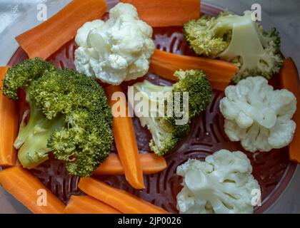 Gemischtes Gemüse in Dampfgarer-Karotte, Brokkoli, Blumenkohl Stockfoto