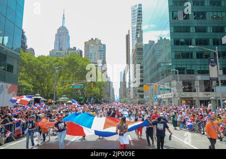 Die New Yorker kommen in großer Zahl heraus, um sich die Parade zum Dominikanischen Tag entlang der Avenue of the Americas in New York City am 14. August 2022 anzusehen. Stockfoto