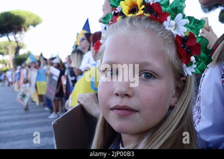 Rom, Italien. 14. August 2022. Demonstration der ukrainischen Gemeinschaft von Rom gegen die Invasion Russlands in der Ukraine und die Freilassung der Asowstaler-Gefangenen sowie die Einhaltung der von der UNO und dem Roten Kreuz versprochenen Garantien. (Bild: © Evandro Inetti/ZUMA Press Wire) Stockfoto