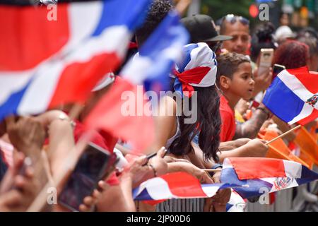 Die New Yorker kommen in großer Zahl heraus, um sich die Parade zum Dominikanischen Tag entlang der Avenue of the Americas in New York City am 14. August 2022 anzusehen. Stockfoto