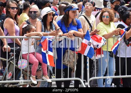 Die New Yorker kommen in großer Zahl heraus, um sich die Parade zum Dominikanischen Tag entlang der Avenue of the Americas in New York City am 14. August 2022 anzusehen. Stockfoto