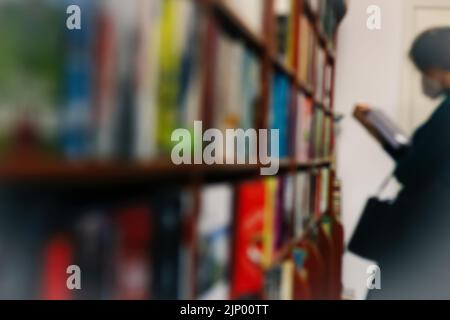 Defokussieren des Lesekonzepts. Vintage-Ton der Frau, die Buch aus einem Bücherregal auswählt. Porträt eines Mädchens in der Bibliothek Buch lesen Weibliche Hand hält ein Buch in Stockfoto