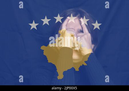 Unschärfe-Frau auf Kosovo-Flagge. Konzept des Grenzkonflikts, der Unabhängigkeit und des freien Transports oder des Konflikts zwischen Serbien und dem Kosovo im Rahmen eines Freihandelsabkommens Stockfoto