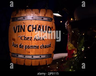 Colmar, Frankreich - 13. Dezember 2021: Heißer Wein und heißer Apfelsaft, traditionelle Weihnachtsgetränke. Stockfoto