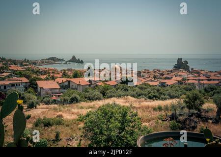 Die Küste zwischen Aci Trezza und Aci Castello, Provinz Catania, Sizilien, Italien. Stockfoto