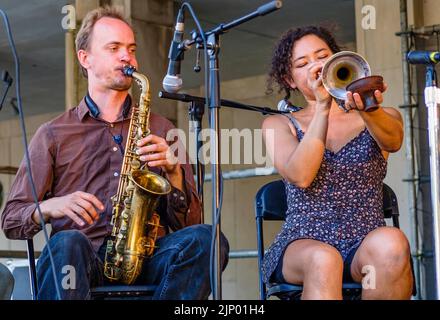 NEW ORLEANS, LA, USA - 18. NOVEMBER 2017: Männliche Saxophonistin und Cornet-Spielerin der Band, Tuba Skinny, treten beim Treme Creole Gumbo Fest auf Stockfoto