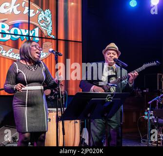 NEW ORLEANS, LA, USA - 14. JANUAR 2018: Diakon John und ein Background-Sänger treten bei einer Artists Against Hunger and Homelessness Veranstaltung auf Stockfoto
