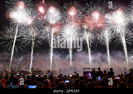 Moskau, Russland. 14. August 2022. Am 14. August 2022 wird während des Rostec-Feuerwerks-Festivals in Moskau, Russland, ein Feuerwerk beobachtet. Quelle: Alexander Zemlianichenko Jr/Xinhua/Alamy Live News Stockfoto