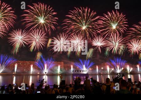 Moskau, Russland. 14. August 2022. Am 14. August 2022 wird während des Rostec-Feuerwerks-Festivals in Moskau, Russland, ein Feuerwerk beobachtet. Quelle: Alexander Zemlianichenko Jr/Xinhua/Alamy Live News Stockfoto