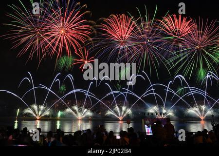 Moskau, Russland. 14. August 2022. Am 14. August 2022 wird während des Rostec-Feuerwerks-Festivals in Moskau, Russland, ein Feuerwerk beobachtet. Quelle: Alexander Zemlianichenko Jr/Xinhua/Alamy Live News Stockfoto