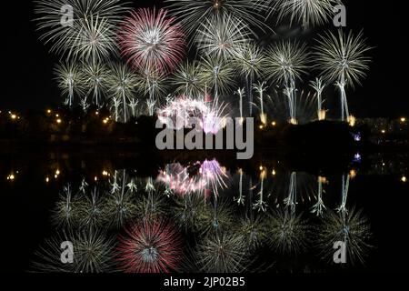 Moskau, Russland. 14. August 2022. Feuerwerk explodiert am Himmel während des Rostec Feuerwerksfestes in Moskau, Russland, am 14. August 2022. Quelle: Alexander Zemlianichenko Jr/Xinhua/Alamy Live News Stockfoto