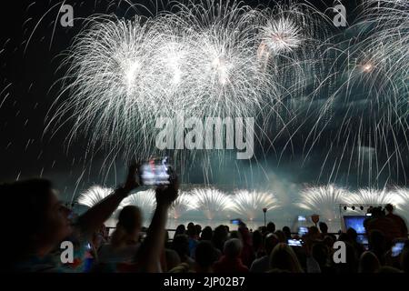 Moskau, Russland. 14. August 2022. Am 14. August 2022 wird während des Rostec-Feuerwerks-Festivals in Moskau, Russland, ein Feuerwerk beobachtet. Quelle: Alexander Zemlianichenko Jr/Xinhua/Alamy Live News Stockfoto