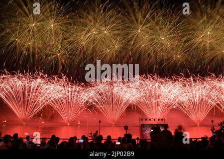 Moskau, Russland. 14. August 2022. Am 14. August 2022 wird während des Rostec-Feuerwerks-Festivals in Moskau, Russland, ein Feuerwerk beobachtet. Quelle: Alexander Zemlianichenko Jr/Xinhua/Alamy Live News Stockfoto