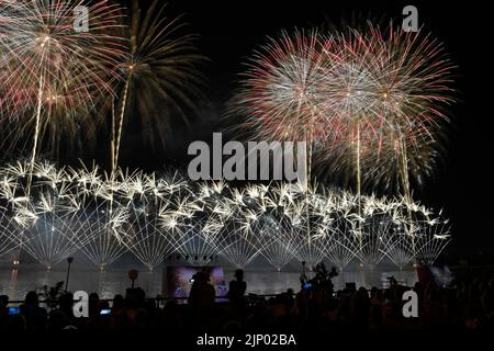 Moskau, Russland. 14. August 2022. Am 14. August 2022 wird während des Rostec-Feuerwerks-Festivals in Moskau, Russland, ein Feuerwerk beobachtet. Quelle: Alexander Zemlianichenko Jr/Xinhua/Alamy Live News Stockfoto