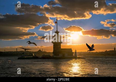 Toller Sonnenuntergang am Maiden Tower. Der Maiden-Turm ist ein Wahrzeichen der Skyline Istanbuls und blickt auf eine reiche Geschichte zurück, die bis ins 4. Jahrhundert zurückreicht. Stockfoto