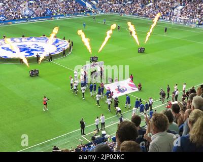 Chelsea, London, Großbritannien. 14. August 2022. Die Fans begrüßen die Teams auf dem Spielfeld zum ersten Heimspiel der Saison 2022/23 in Stamford Bridge gegen den FC Tottenham Hotspur ChelseaÕs . Das Spiel endete mit einem Last-Minute-Equalizer von Harry Kane, der als Unentschieden von 2-2 endete. Kredit: Motofoto/Alamy Live Nachrichten Stockfoto