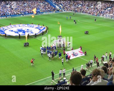 Chelsea, London, Großbritannien. 14. August 2022. Die Fans begrüßen die Teams auf dem Spielfeld zum ersten Heimspiel der Saison 2022/23 in Stamford Bridge gegen den FC Tottenham Hotspur ChelseaÕs . Das Spiel endete mit einem Last-Minute-Equalizer von Harry Kane, der als Unentschieden von 2-2 endete. Kredit: Motofoto/Alamy Live Nachrichten Stockfoto