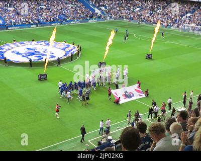 Chelsea, London, Großbritannien. 14. August 2022. Die Fans begrüßen die Teams auf dem Spielfeld zum ersten Heimspiel der Saison 2022/23 in Stamford Bridge gegen den FC Tottenham Hotspur ChelseaÕs . Das Spiel endete mit einem Last-Minute-Equalizer von Harry Kane, der als Unentschieden von 2-2 endete. Kredit: Motofoto/Alamy Live Nachrichten Stockfoto