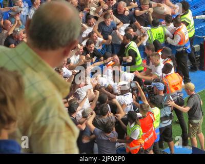 Chelsea, London, Großbritannien. 14. August 2022. Fans und Spieler des FC Tottenham Hotspur feiern ihr zweites Tor, das Harry Kane im ersten Spiel der Saison 2022/23 in Stamford Bridge erzielt hat. Das Spiel endete mit einem Unentschieden von 2-2. Kredit: Motofoto/Alamy Live Nachrichten