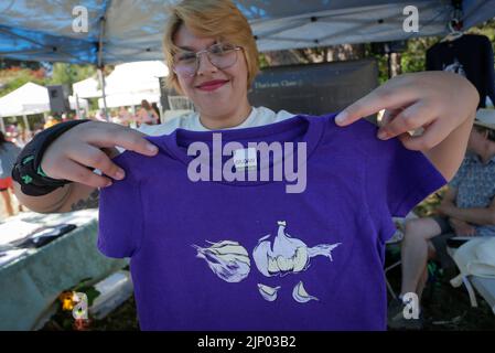 Richmond, Kanada. 14. August 2022. Ein Händler zeigt ein Knoblauch-T-Shirt während des jährlichen Richmond Garlic Festival 12. in Richmond, British Columbia, Kanada, am 14. August 2022. Quelle: Liang Sen/Xinhua/Alamy Live News Stockfoto