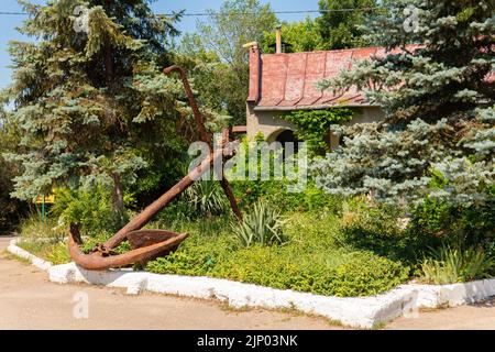 RUSSLAND, KRIM - 09. JUL 2022: Heiliger Anker sewastopol Denkmal russland krim Seemann Katze Sommerkrieg, aus alten keiduk aus Platz und Baum pjotr Stockfoto