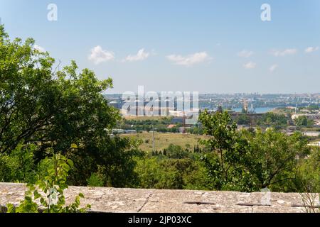 RUSSLAND, KRIM - 09. JUL 2022: Sewastopol Frühling krim Meer russland Hafen blaues Wasser Stadt Bucht, für schwimmende Kran in Küste und Yacht-Ansicht, Flotte Fracht Stockfoto