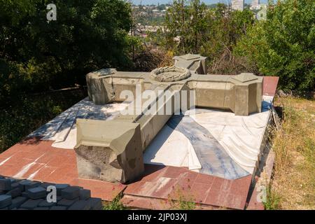 RUSSLAND, KRIM - 09. JUL 2022: Nikolay Sewastopol die Heilige Krim kreuzt das zerbrochene christliche Friedhofssymbol für die Friedhofreligion des christentums Stockfoto