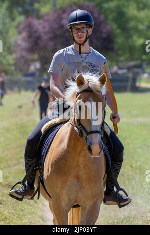 Europa, Luxemburg, Limpach, Bogenschießen Event am 2022. Juli mit einem männlichen Konkurrenten in der Beginners' Group Stockfoto