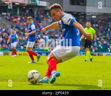 Joel Cooper in Aktion - Linfield vs Portadown, Windsor Park Belfast, Sonntag, 14.. August 2022 Stockfoto