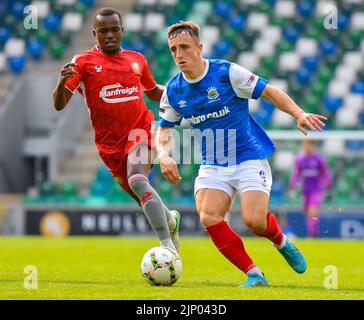 Joel Cooper in Aktion - Linfield vs Portadown, Windsor Park Belfast, Sonntag, 14.. August 2022 Stockfoto