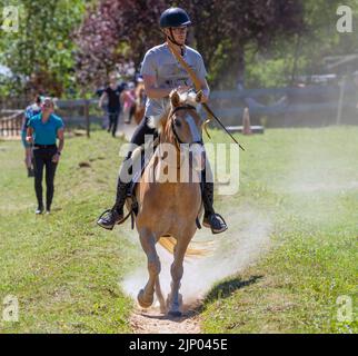 Europa, Luxemburg, Limpach, Bogenschießen Event am 2022. Juli mit einem männlichen Konkurrenten in der Beginners' Group Stockfoto