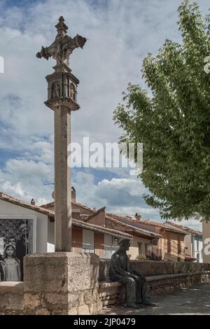 Statue zu Ehren der berühmten Morellana Decke, typische Kleidung dieser Stadt Spanien, Valencia, Provinz Castellon, Morella City, Europa Stockfoto