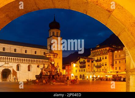 Neptun-Brunnen und Kathedrale auf der Piazza Duomo in Trient am Abend Stockfoto