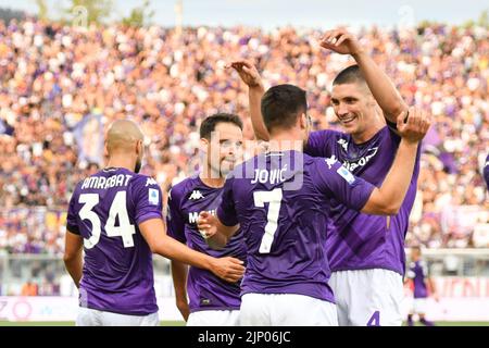 Foto Massimo Paolone/LaPresse 14 Agosto 2022 - Firentre, Italia - Sport, calcio - Fiorentina vs Cremonese - Campionato italiano di calcio Serie A Tim 2022/2023 - Stadio Artemio Franchi. Nella foto: Luka Jovic (ACF Fiorentina) esulta con Nikola Milenkovic (ACF Fiorentina) dopo aver realizzato il gol 2-1 August 14, 2022 Florenz, Italien - Sport, calcio - Fiorentina vs Cremonese - Italienische Serie A Fußballmeisterschaft 2022/2023 - Artemio Franchi Stadion. Im Bild: Luka Jovic (ACF Fiorentina) feiert mit Nikola Milenkovic (ACF Fiorentina) nach dem Tor 2-1 Stockfoto